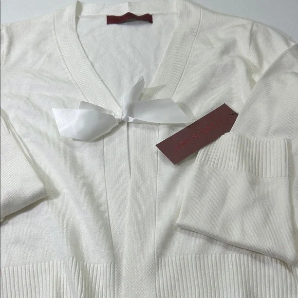 Elegant Women's V-Neck Sweater in Cream - Picture 14 of 16